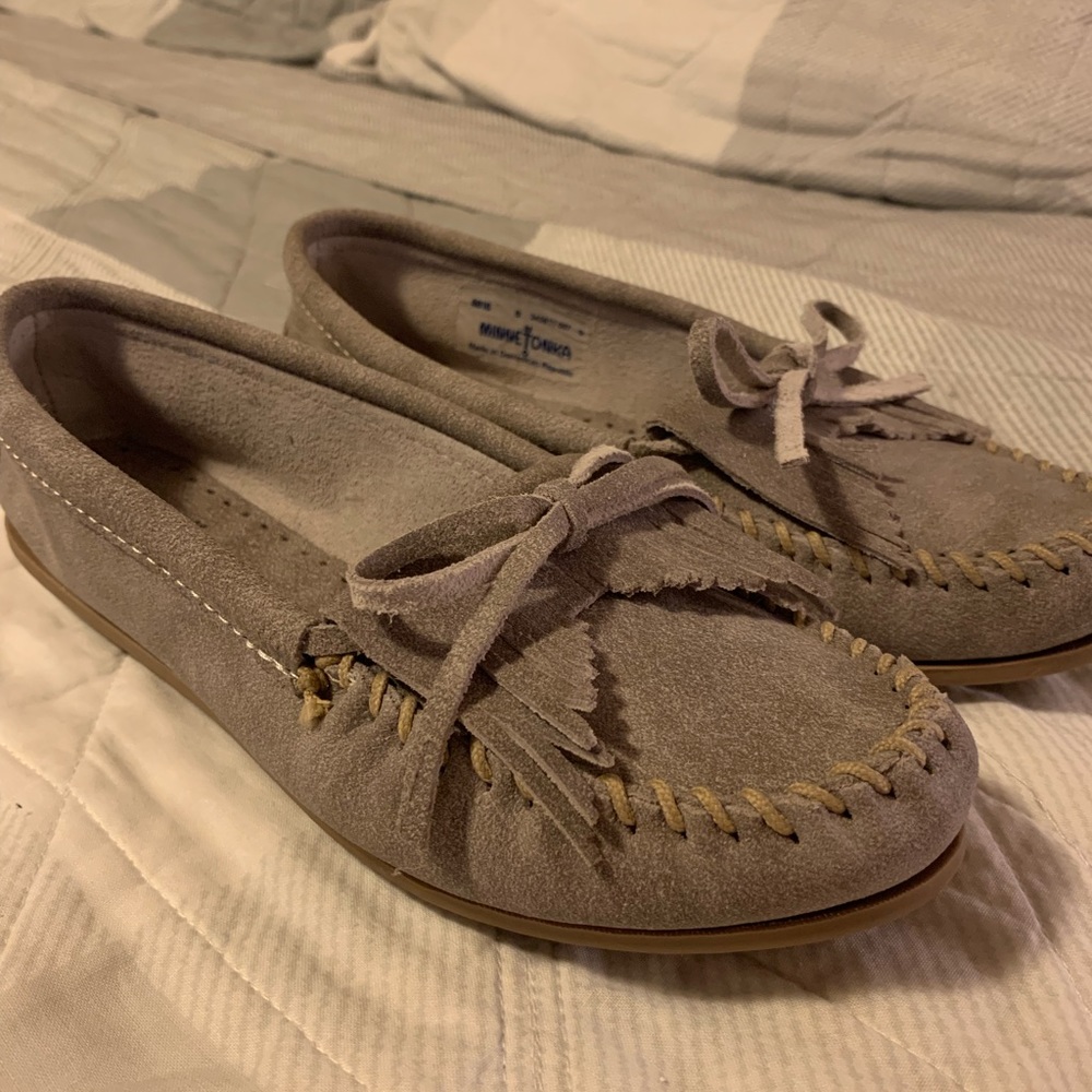 Minnetonka Moccasin Kilty Hardsole Light Gray